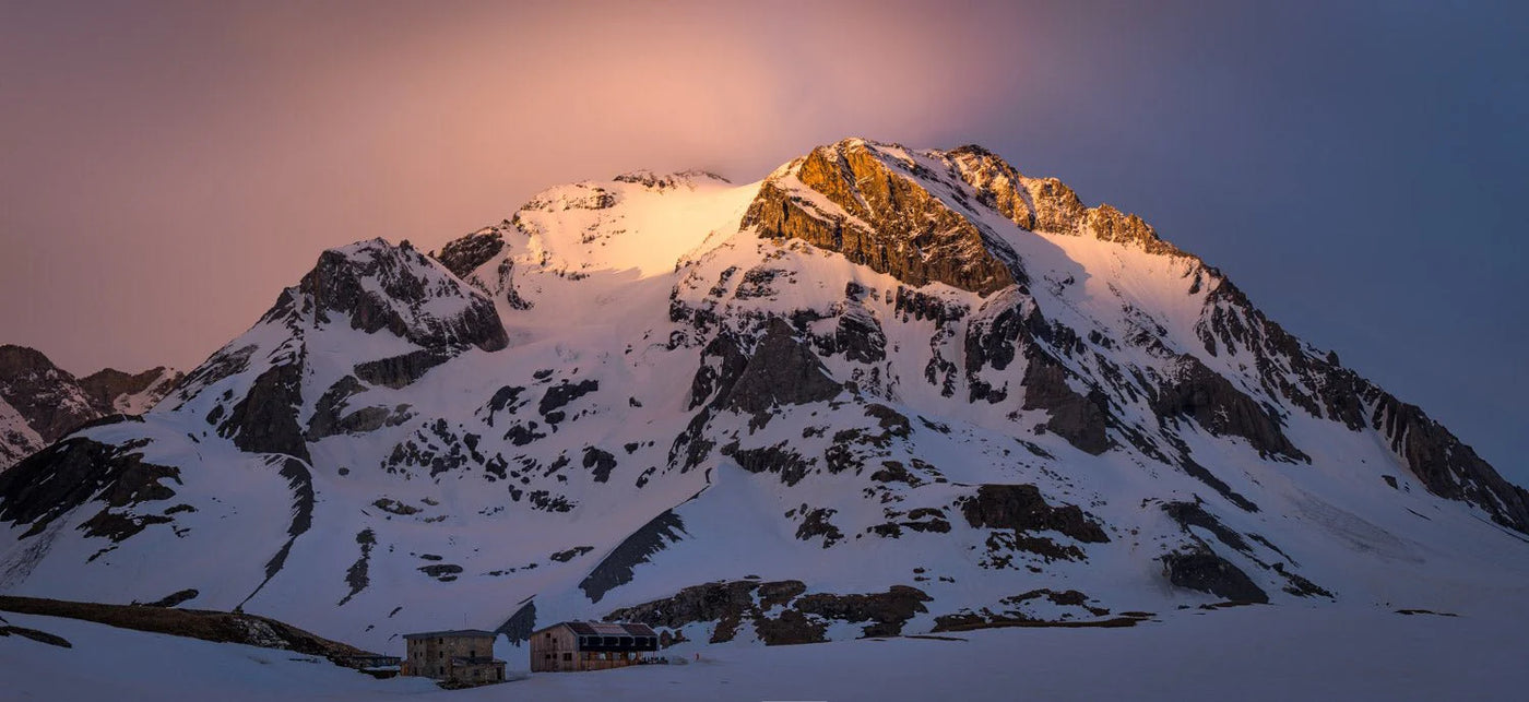 Sommet enneigé au coucher du soleil dans les Alpes
