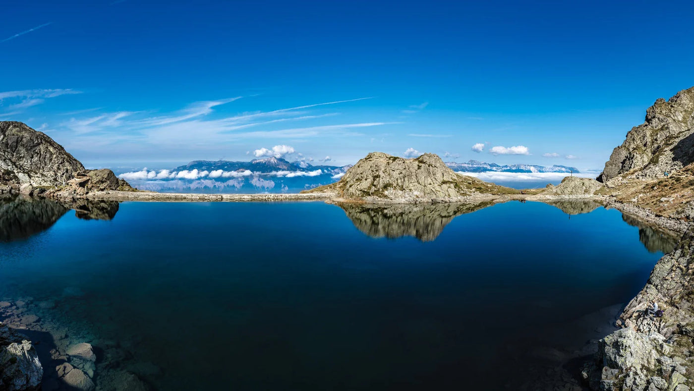 Lac de montagne aux eaux bleues entouré de sommets alpins