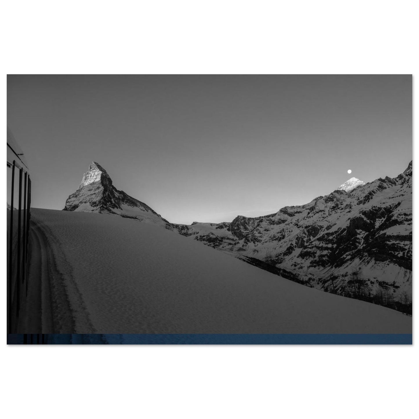 Tableau photo Photo du reflet du Cervin dans le train Gornergrat à Zermatt - Noir & Blanc — tirage aluminium Dibond mat, fabrication française, prêt à accrocher