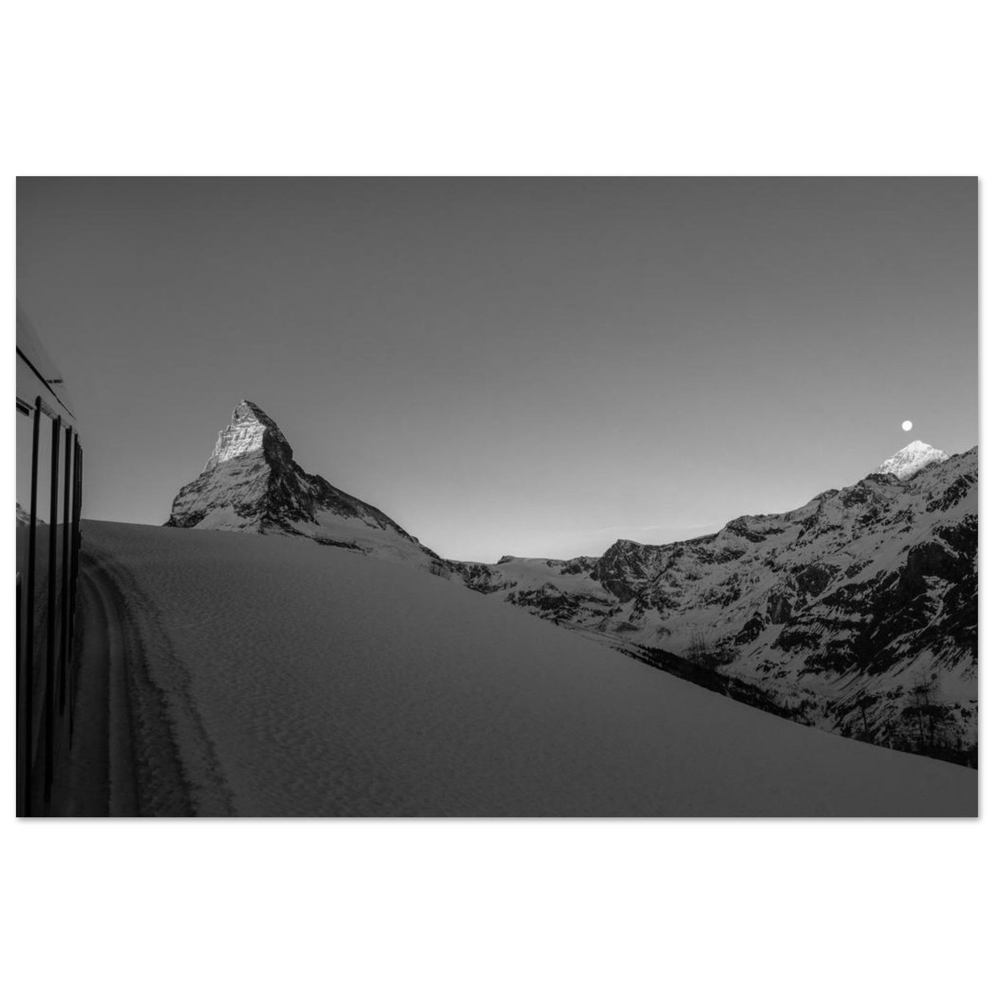 Tableau photo Photo du reflet du Cervin dans le train Gornergrat à Zermatt - Noir & Blanc — tirage aluminium Dibond mat, fabrication française, prêt à accrocher