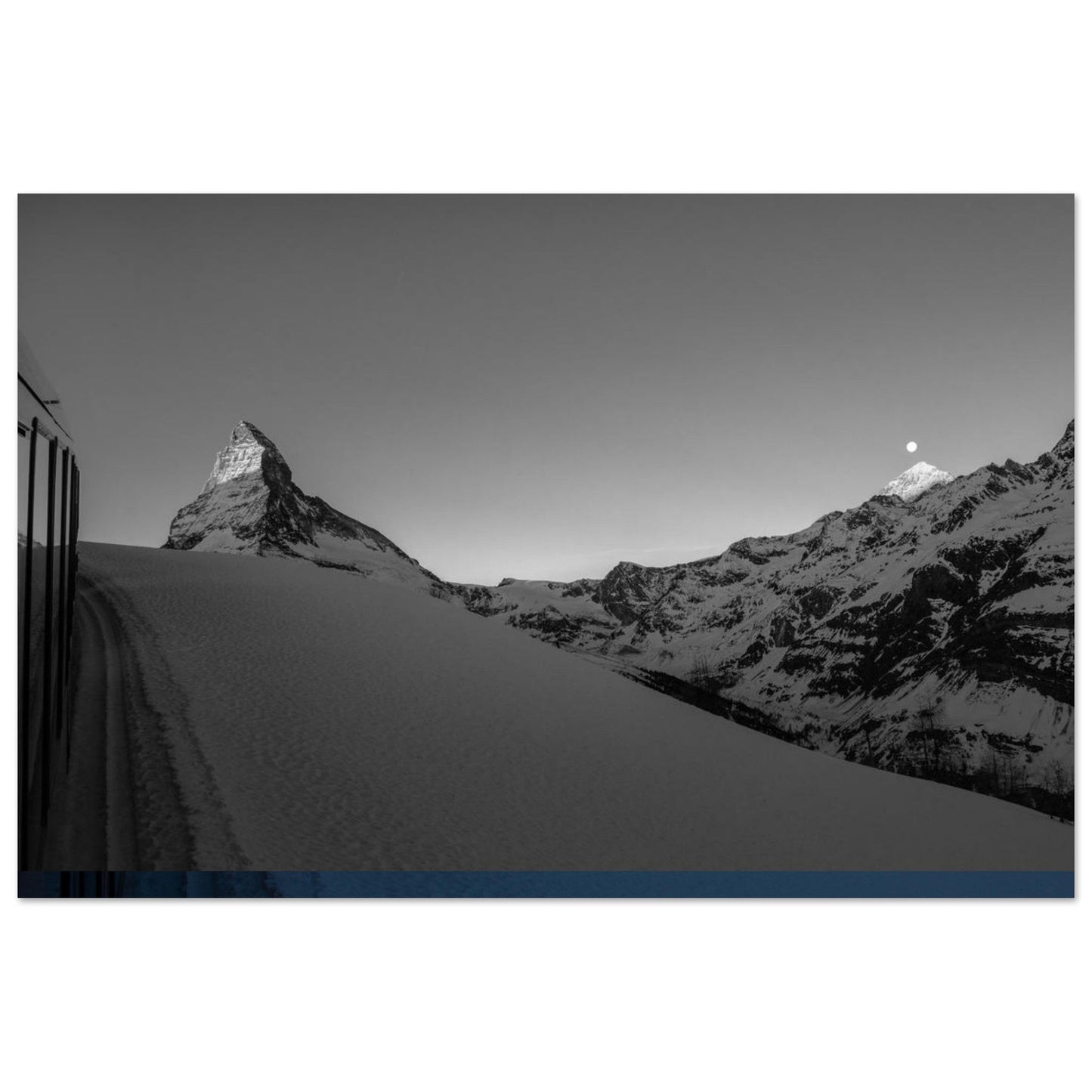 Tableau photo Photo du reflet du Cervin dans le train Gornergrat à Zermatt - Noir & Blanc — tirage aluminium Dibond mat, fabrication française, prêt à accrocher
