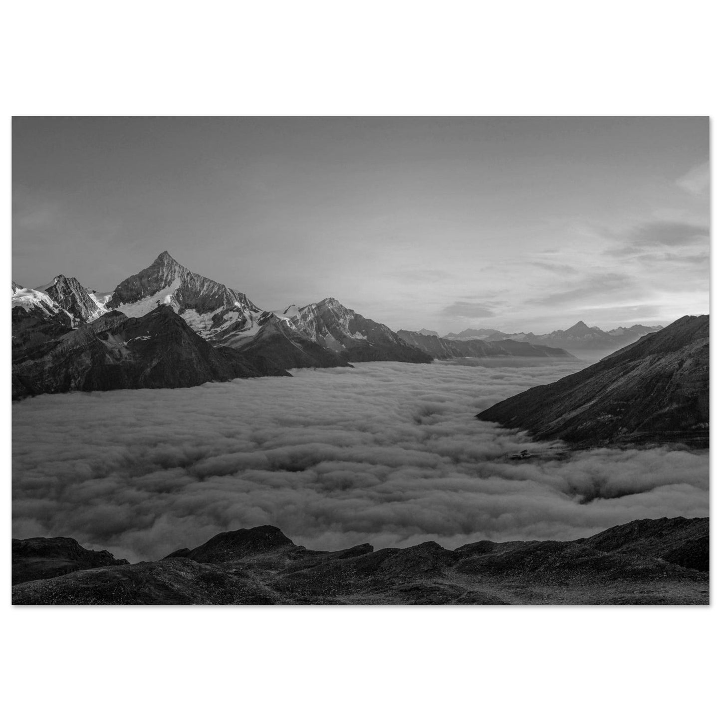 Tableau photo Photo d'un coucher de soleil et mer de nuage, Weisshorn, Randa, Suisse - Noir & Blanc — tirage aluminium Dibond mat, fabrication française, prêt à accrocher