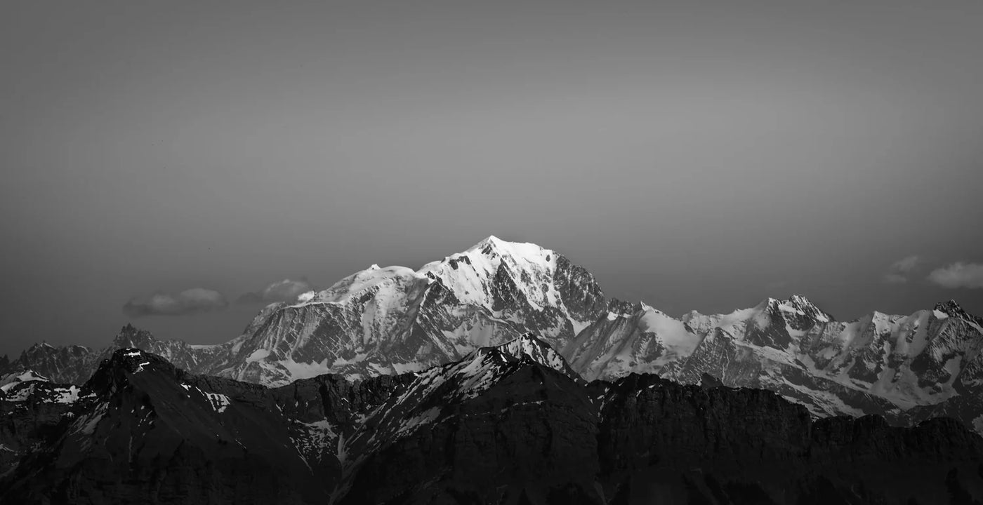 Massif enneigé des Alpes françaises photographié en noir et blanc