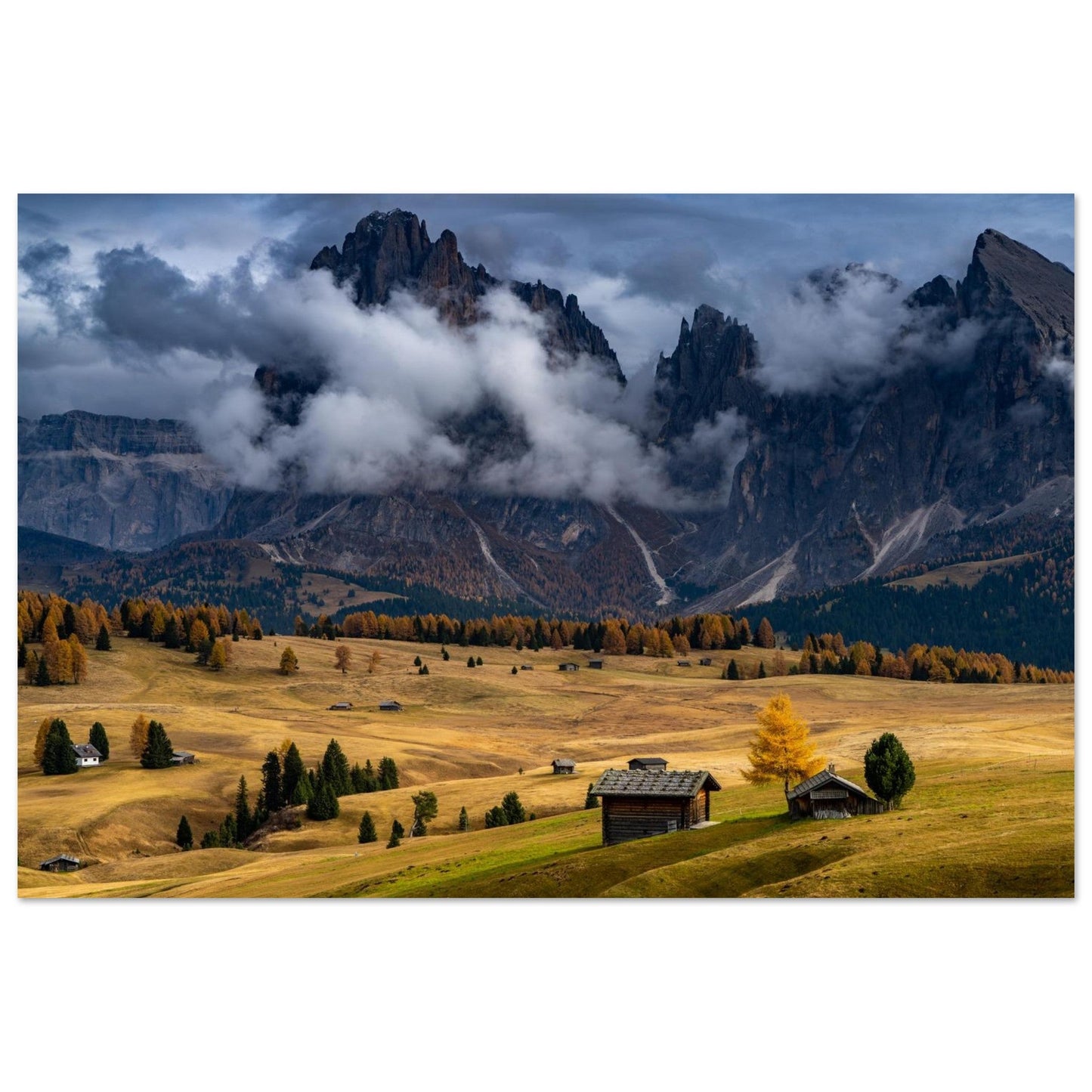 Tableau photo Photo de l'Alpe di Siusi — chalets & Sassolungo (Dolomites) — tirage aluminium Dibond mat, fabrication française, prêt à accrocher