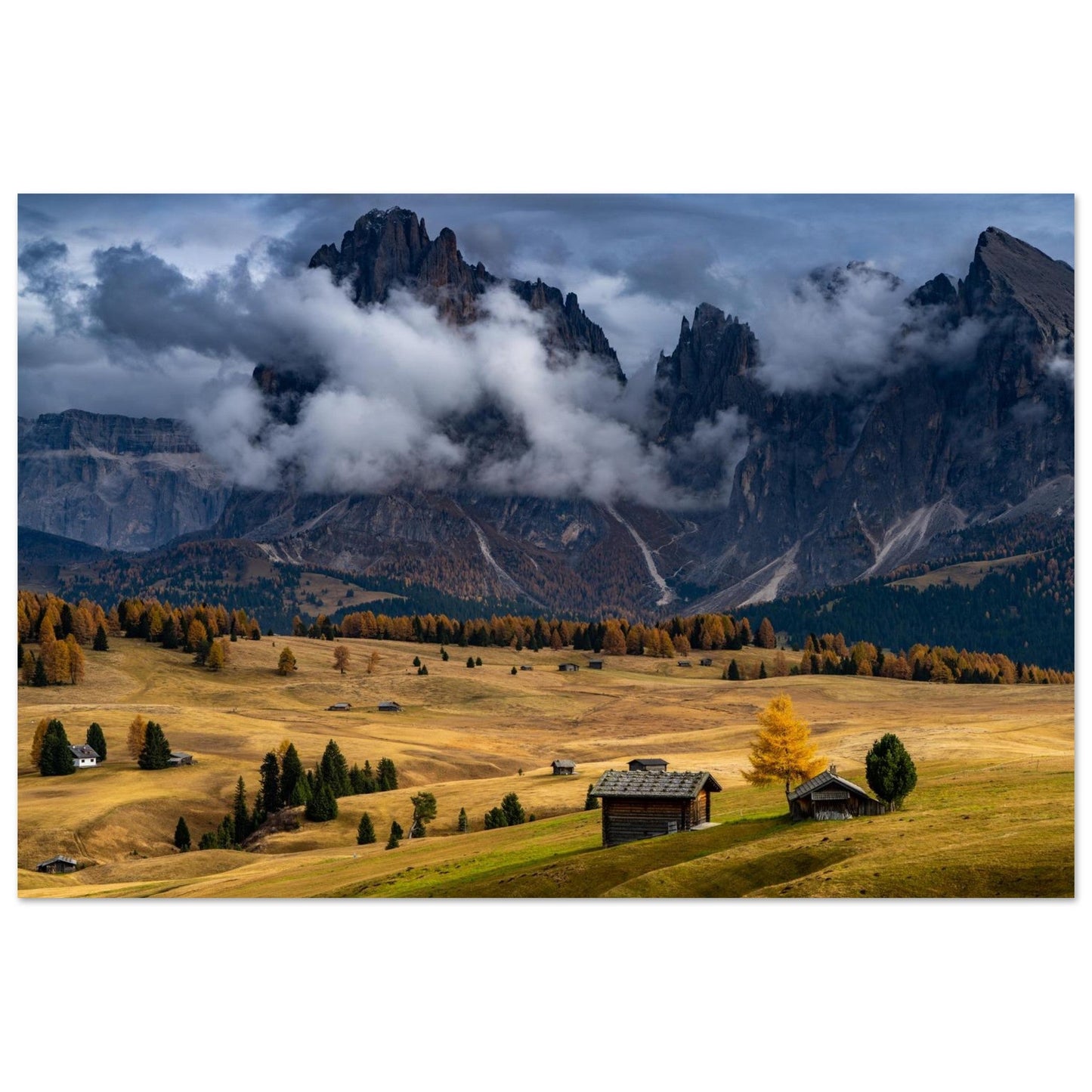 Tableau photo Photo de l'Alpe di Siusi — chalets & Sassolungo (Dolomites) — tirage aluminium Dibond mat, fabrication française, prêt à accrocher