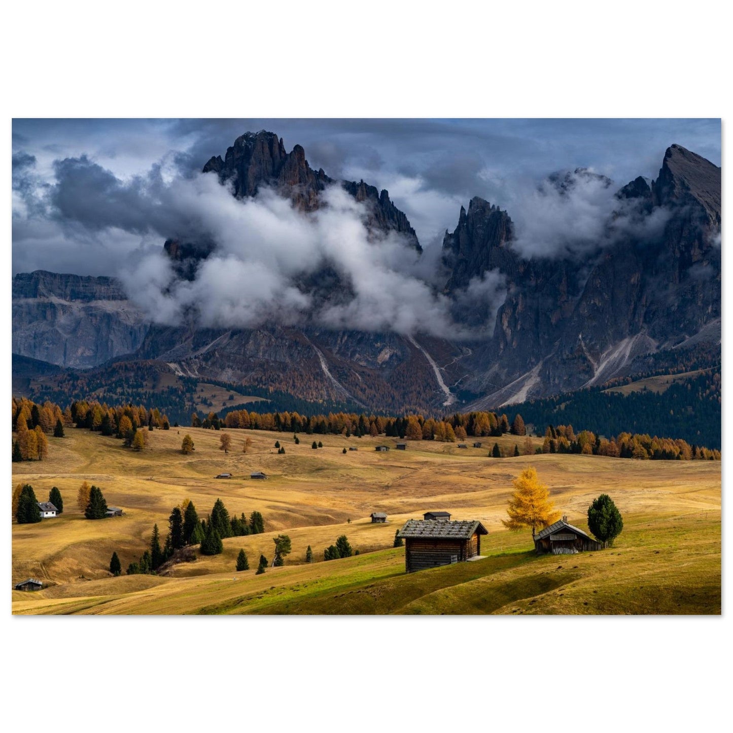 Tableau photo Photo de l'Alpe di Siusi — chalets & Sassolungo (Dolomites) — tirage aluminium Dibond mat, fabrication française, prêt à accrocher