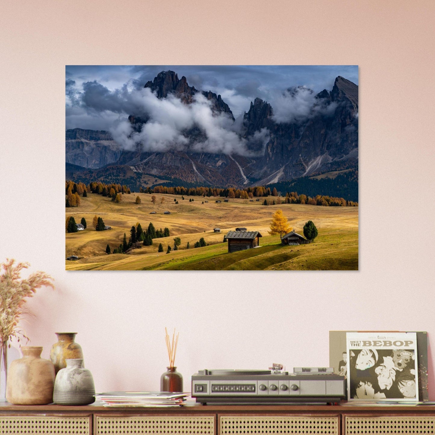 Tableau photo Photo de l'Alpe di Siusi — chalets & Sassolungo (Dolomites) — tirage aluminium Dibond mat, fabrication française, prêt à accrocher