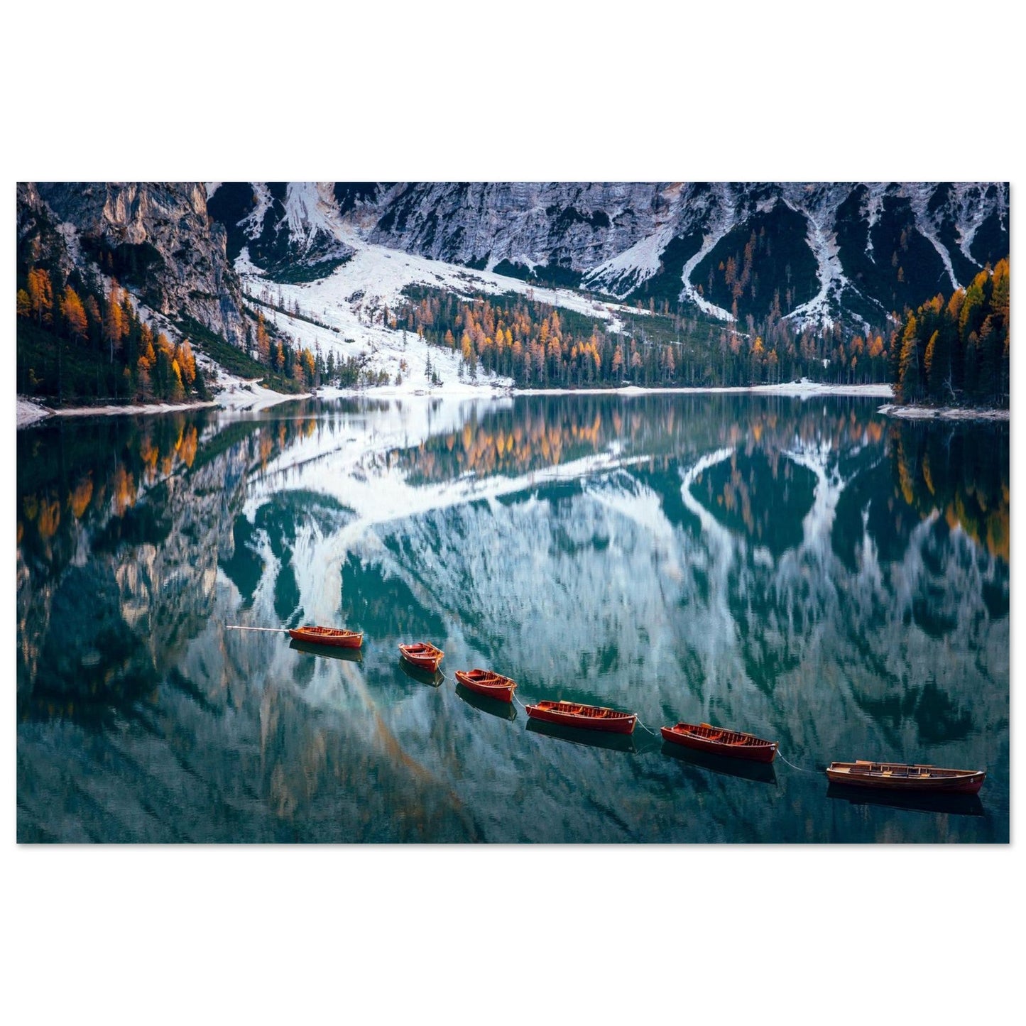 Tableau photo Photo du Lago di Braies — barques & reflets (Dolomites) — tirage aluminium Dibond mat, fabrication française, prêt à accrocher