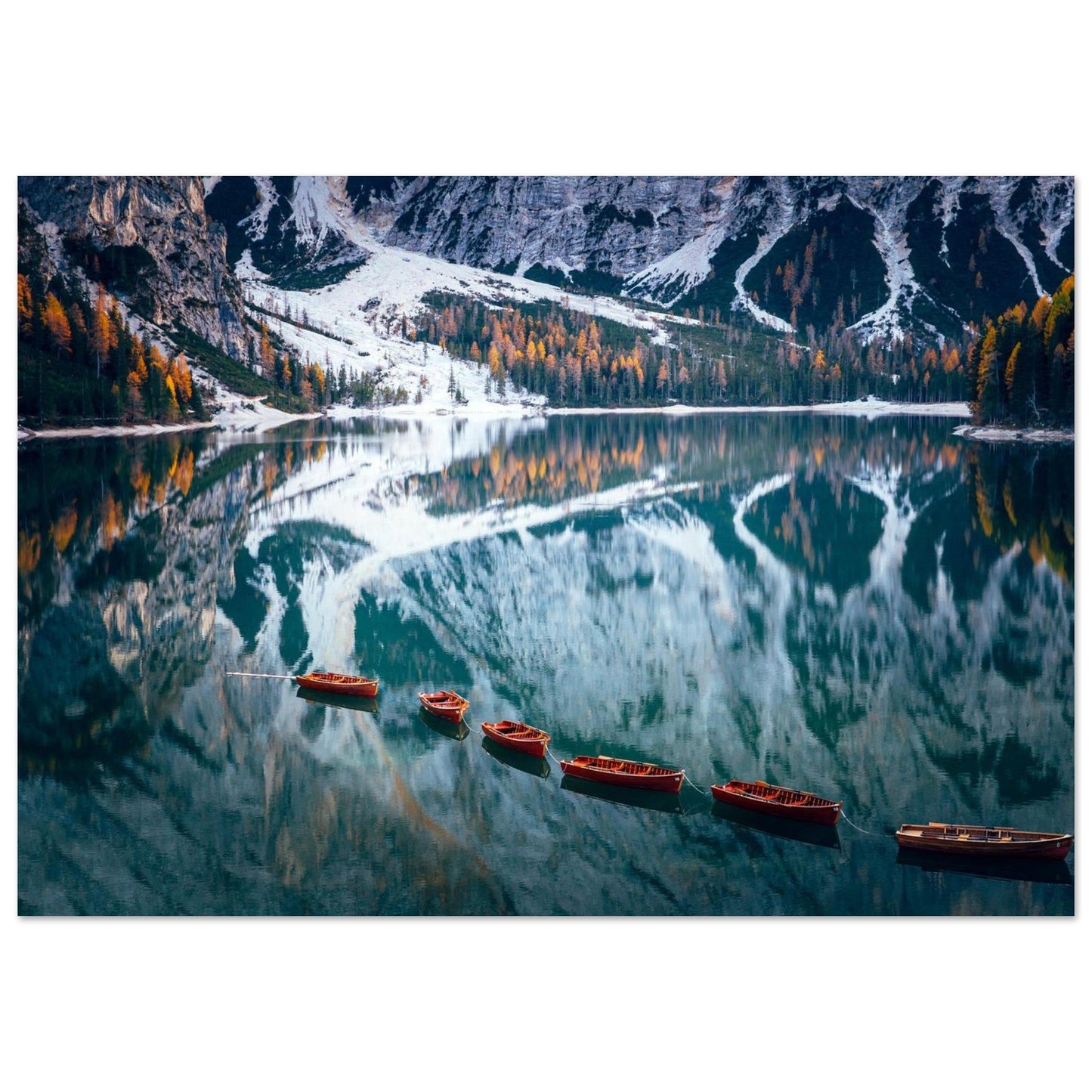 Tableau photo Photo du Lago di Braies — barques & reflets (Dolomites) — tirage aluminium Dibond mat, fabrication française, prêt à accrocher