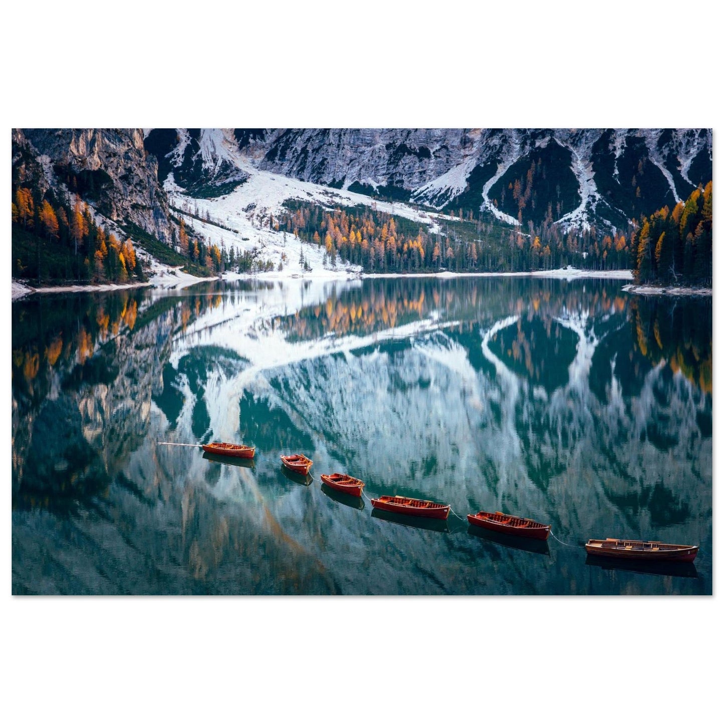 Tableau photo Photo du Lago di Braies — barques & reflets (Dolomites) — tirage aluminium Dibond mat, fabrication française, prêt à accrocher