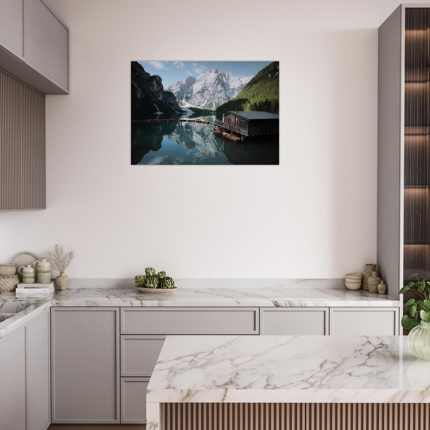 Tableau photo Photo du Lago di Braies — cabane & barques (Dolomites) — tirage aluminium Dibond mat, fabrication française, prêt à accrocher