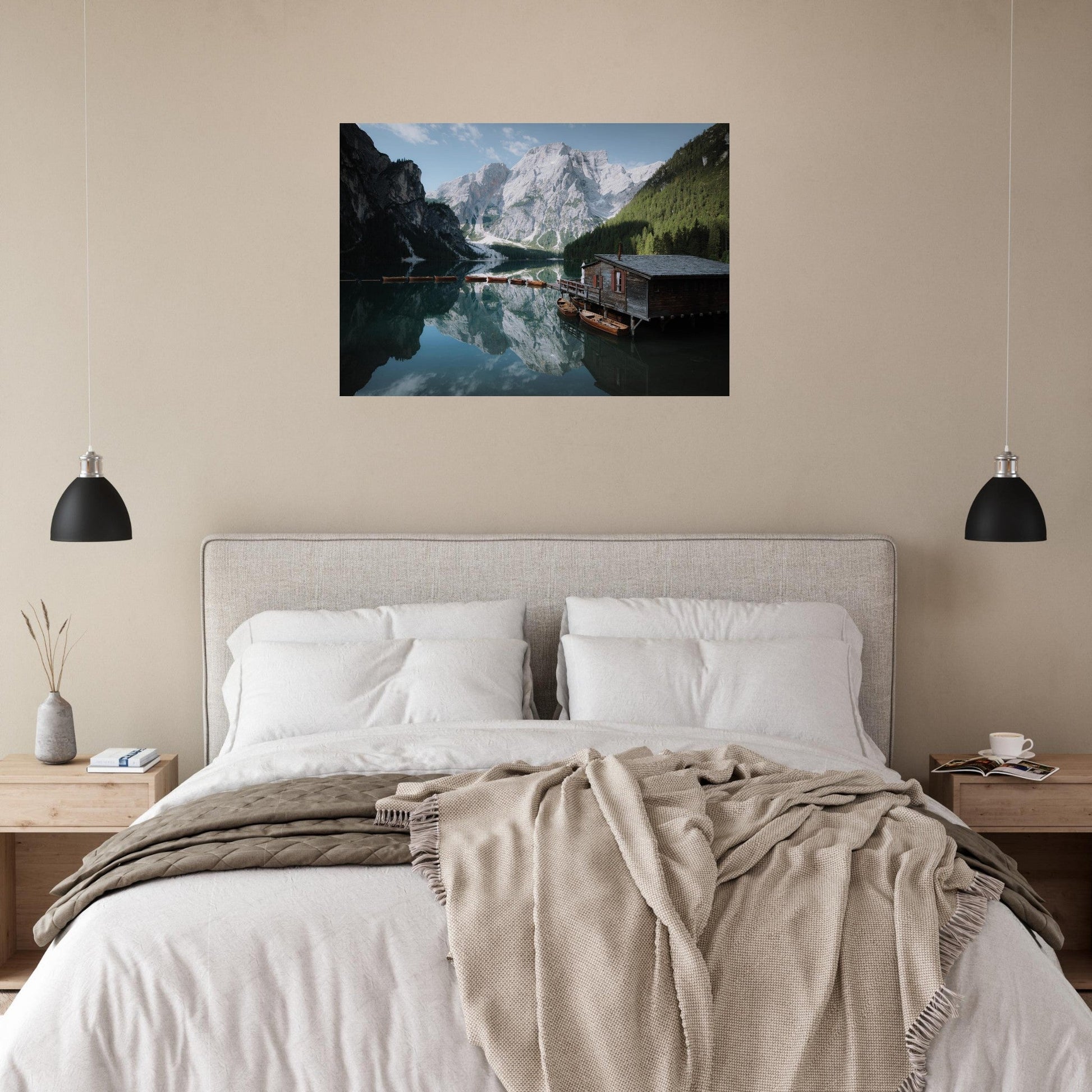 Tableau photo Photo du Lago di Braies — cabane & barques (Dolomites) — tirage aluminium Dibond mat, fabrication française, prêt à accrocher