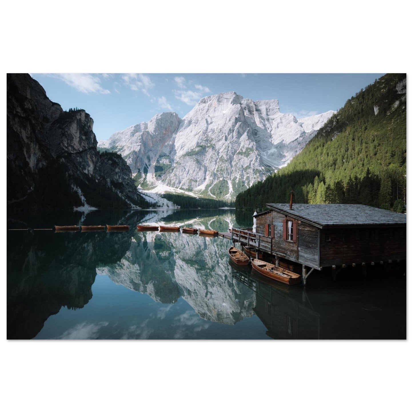 Tableau photo Photo du Lago di Braies — cabane & barques (Dolomites) — tirage aluminium Dibond mat, fabrication française, prêt à accrocher