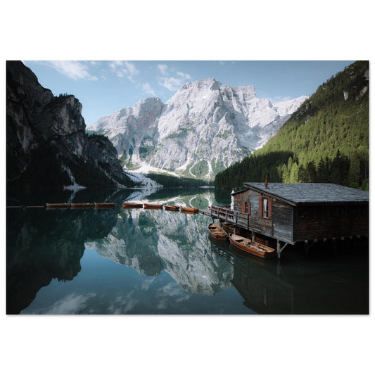 Tableau photo Photo du Lago di Braies — cabane & barques (Dolomites) — tirage aluminium Dibond mat, fabrication française, prêt à accrocher