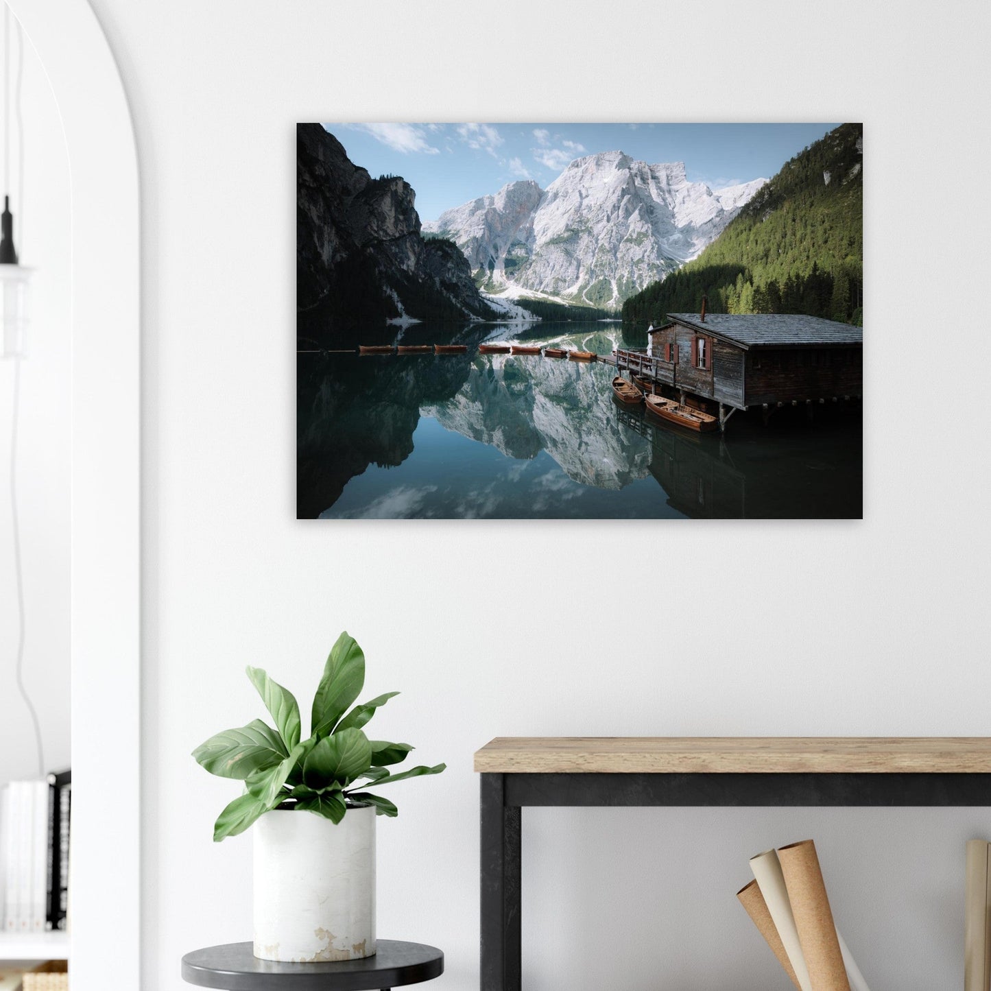 Tableau photo Photo du Lago di Braies — cabane & barques (Dolomites) — tirage aluminium Dibond mat, fabrication française, prêt à accrocher