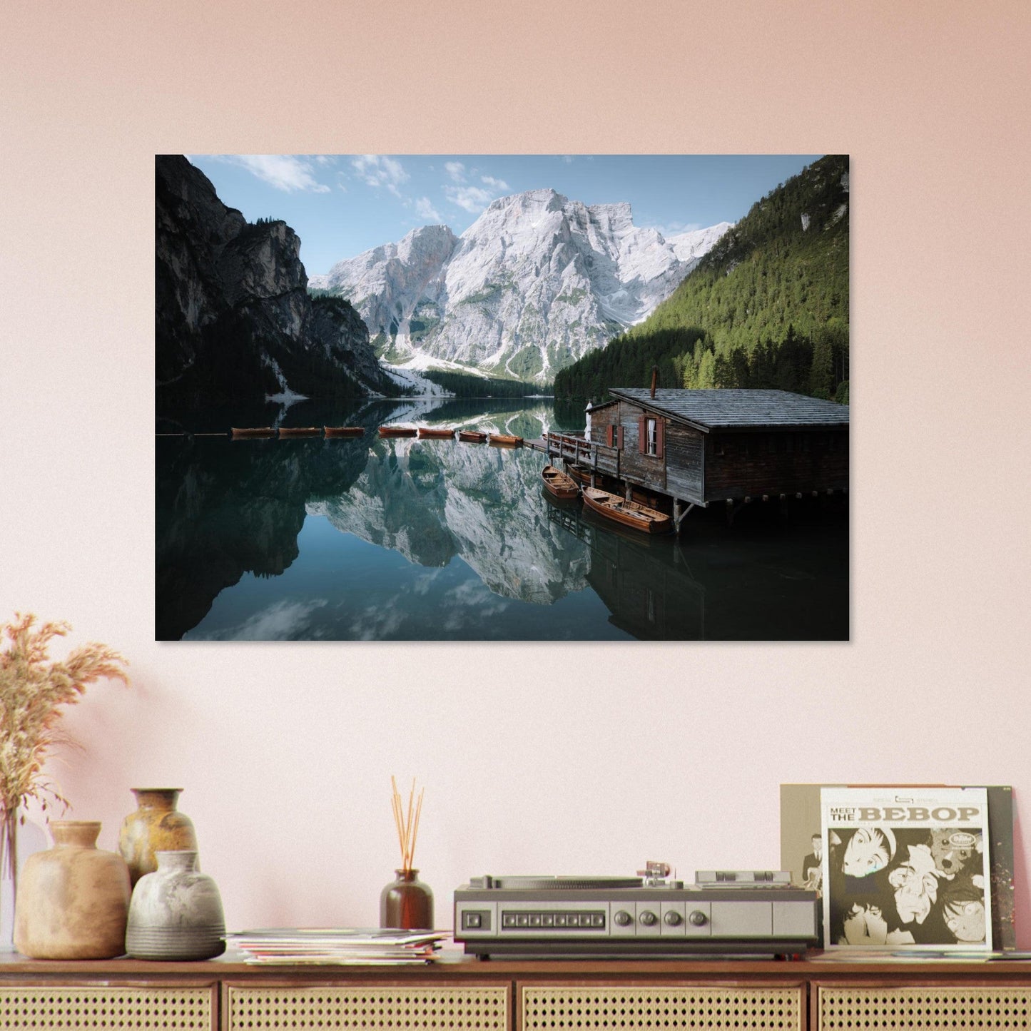 Tableau photo Photo du Lago di Braies — cabane & barques (Dolomites) — tirage aluminium Dibond mat, fabrication française, prêt à accrocher