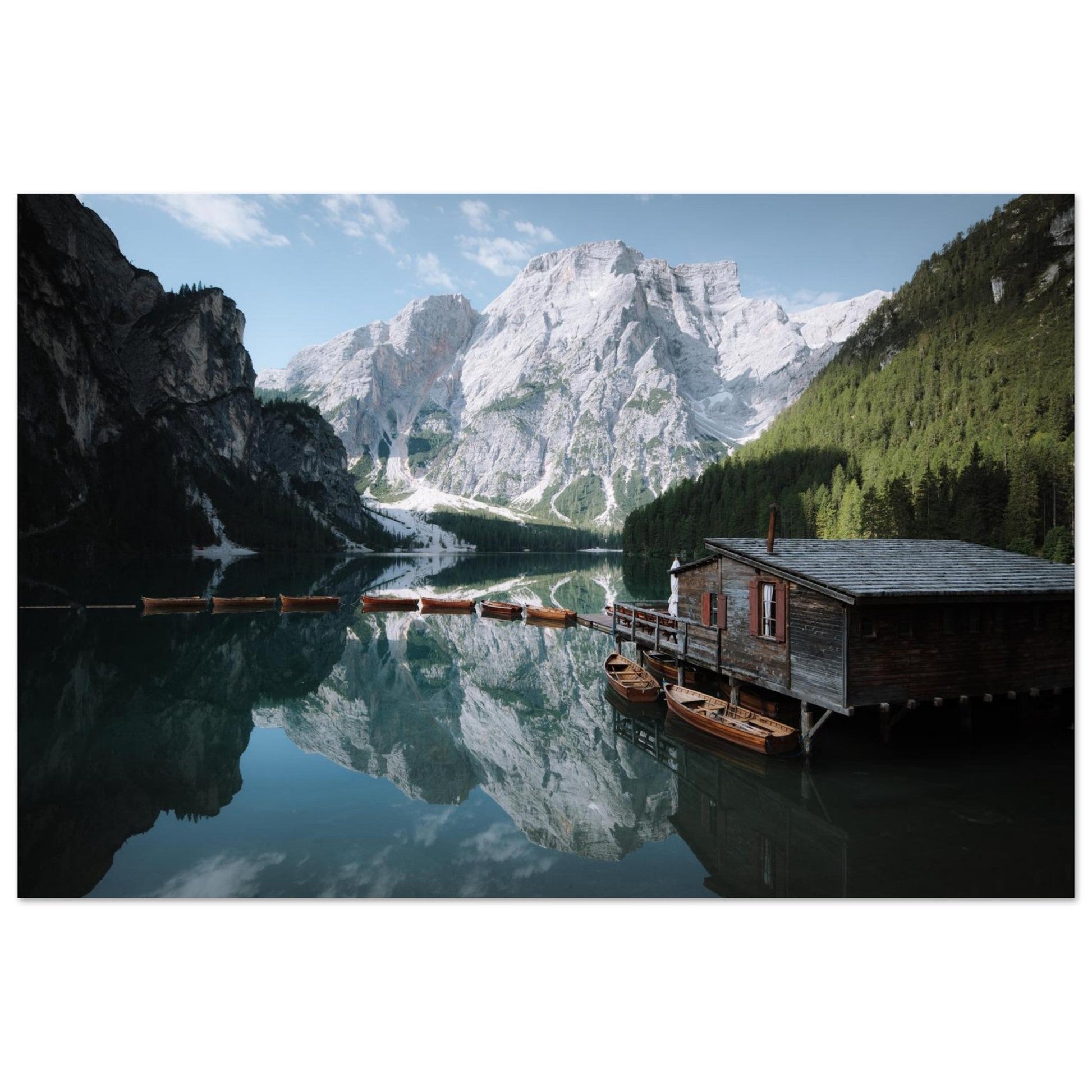 Tableau photo Photo du Lago di Braies — cabane & barques (Dolomites) — tirage aluminium Dibond mat, fabrication française, prêt à accrocher