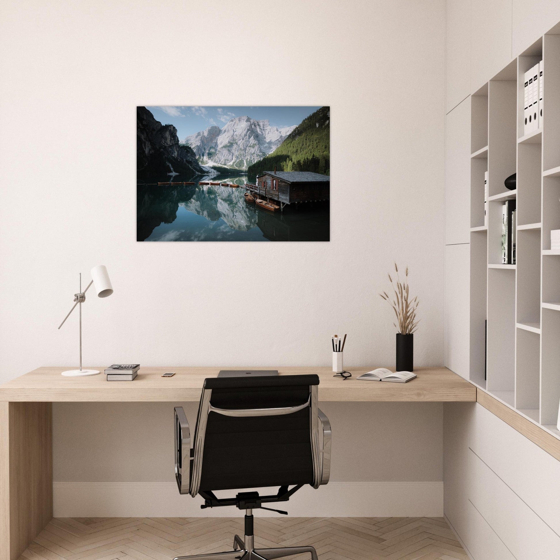 Tableau photo Photo du Lago di Braies — cabane & barques (Dolomites) — tirage aluminium Dibond mat, fabrication française, prêt à accrocher