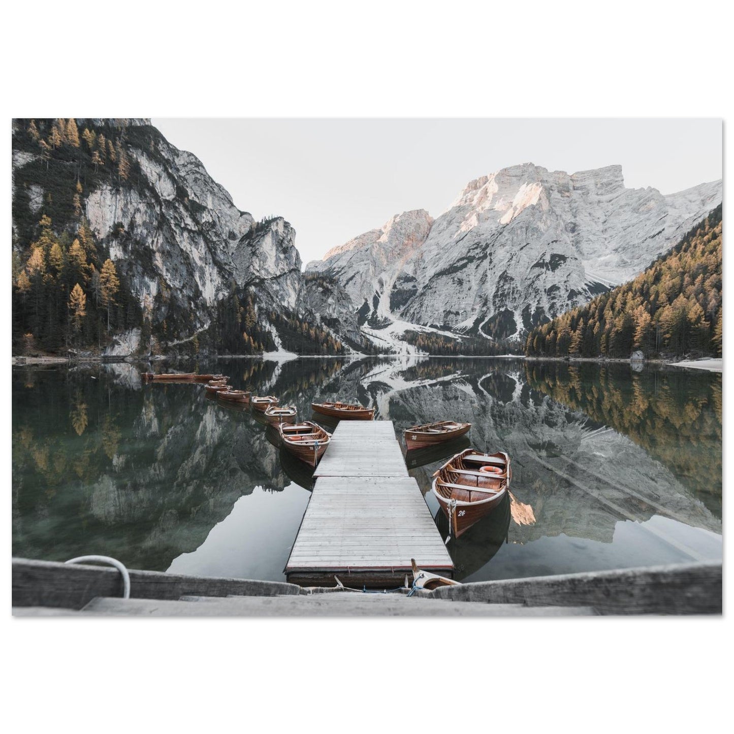 Tableau photo Photo du Lago di Braies — ponton & barques (Dolomites) — tirage aluminium Dibond mat, fabrication française, prêt à accrocher