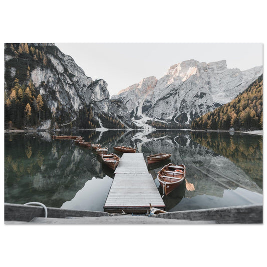 Tableau photo Photo du Lago di Braies — ponton & barques (Dolomites) — tirage aluminium Dibond mat, fabrication française, prêt à accrocher