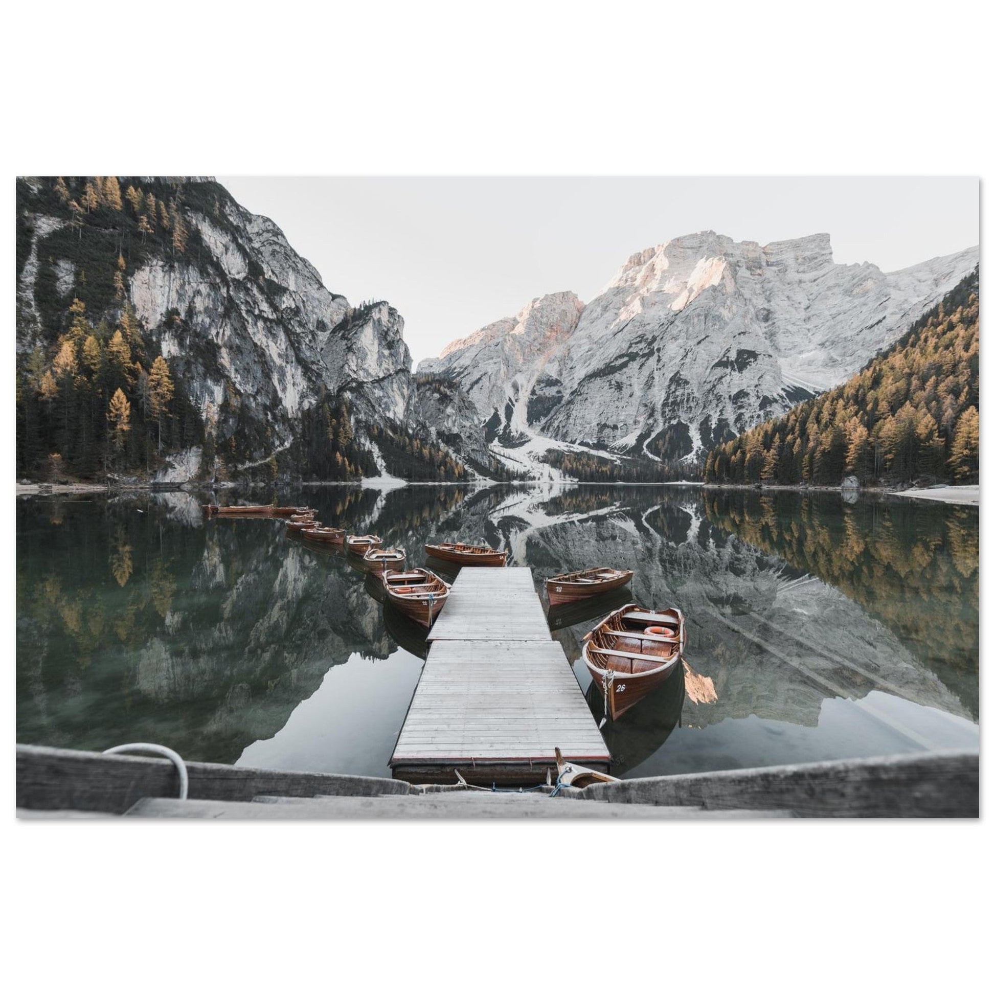 Tableau photo Photo du Lago di Braies — ponton & barques (Dolomites) — tirage aluminium Dibond mat, fabrication française, prêt à accrocher