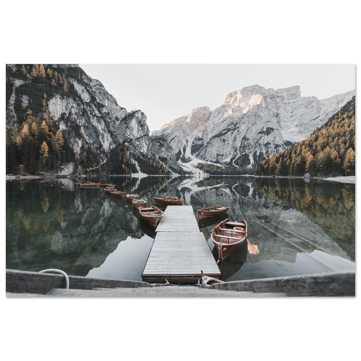 Tableau photo Photo du Lago di Braies — ponton & barques (Dolomites) — tirage aluminium Dibond mat, fabrication française, prêt à accrocher