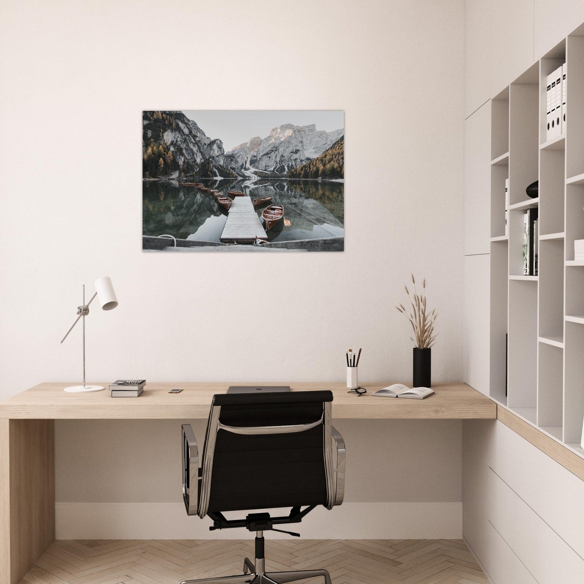 Tableau photo Photo du Lago di Braies — ponton & barques (Dolomites) — tirage aluminium Dibond mat, fabrication française, prêt à accrocher