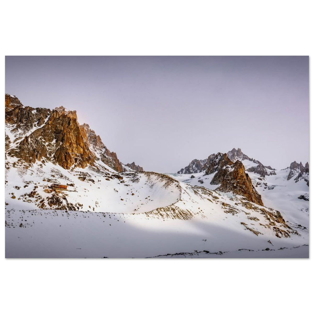 Glacier de Talèfre et refuge du Couvercle sous les aiguilles du massif du Mont-Blanc