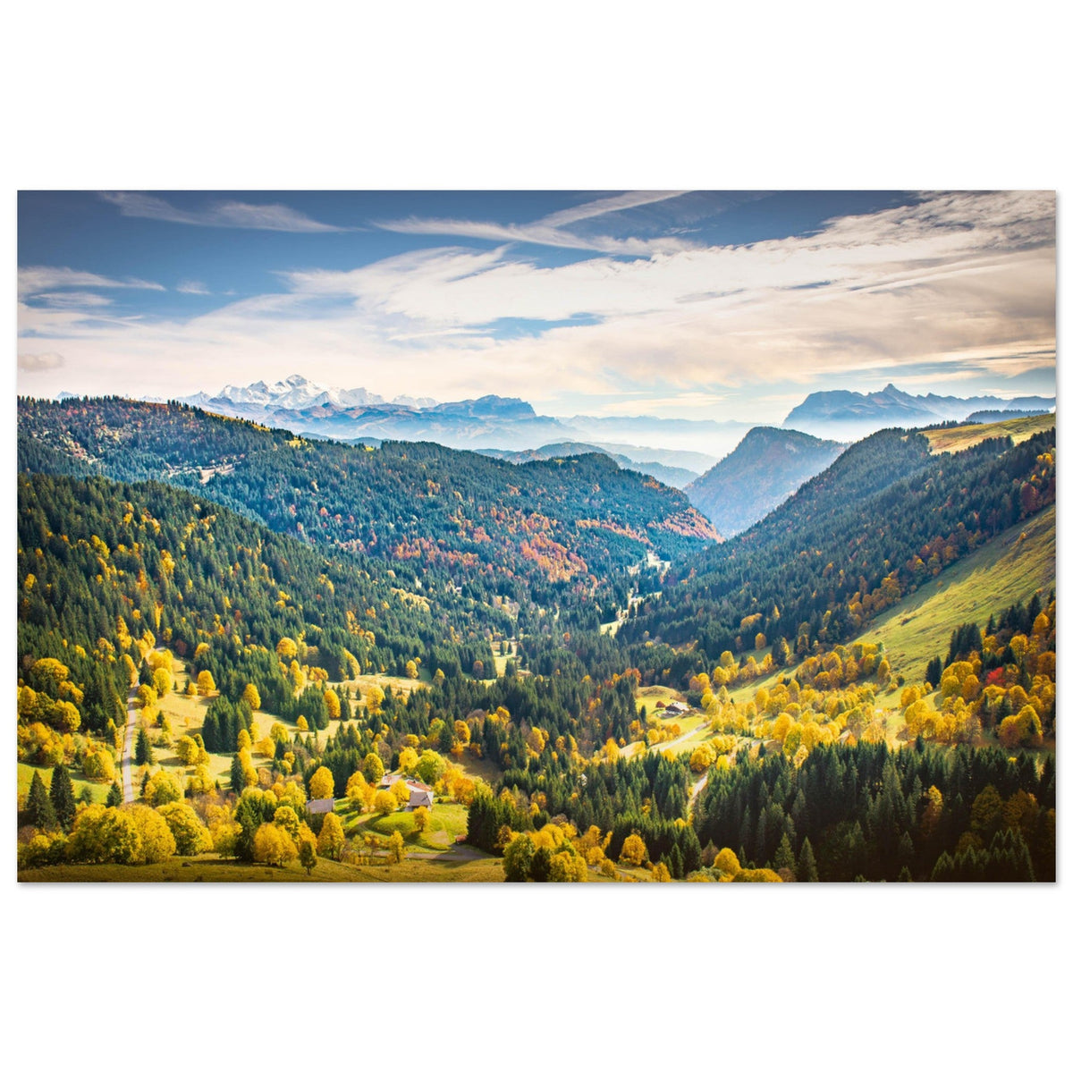 Couleurs d’automne dans le massif du Chablais avec le Mont-Blanc enneigé à l’horizon
