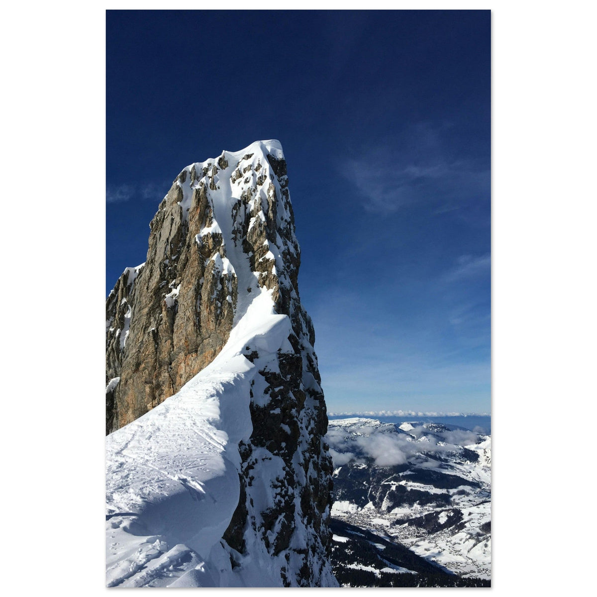 Arête enneigée dans le massif des Aravis au-dessus de La Clusaz en Haute-Savoie