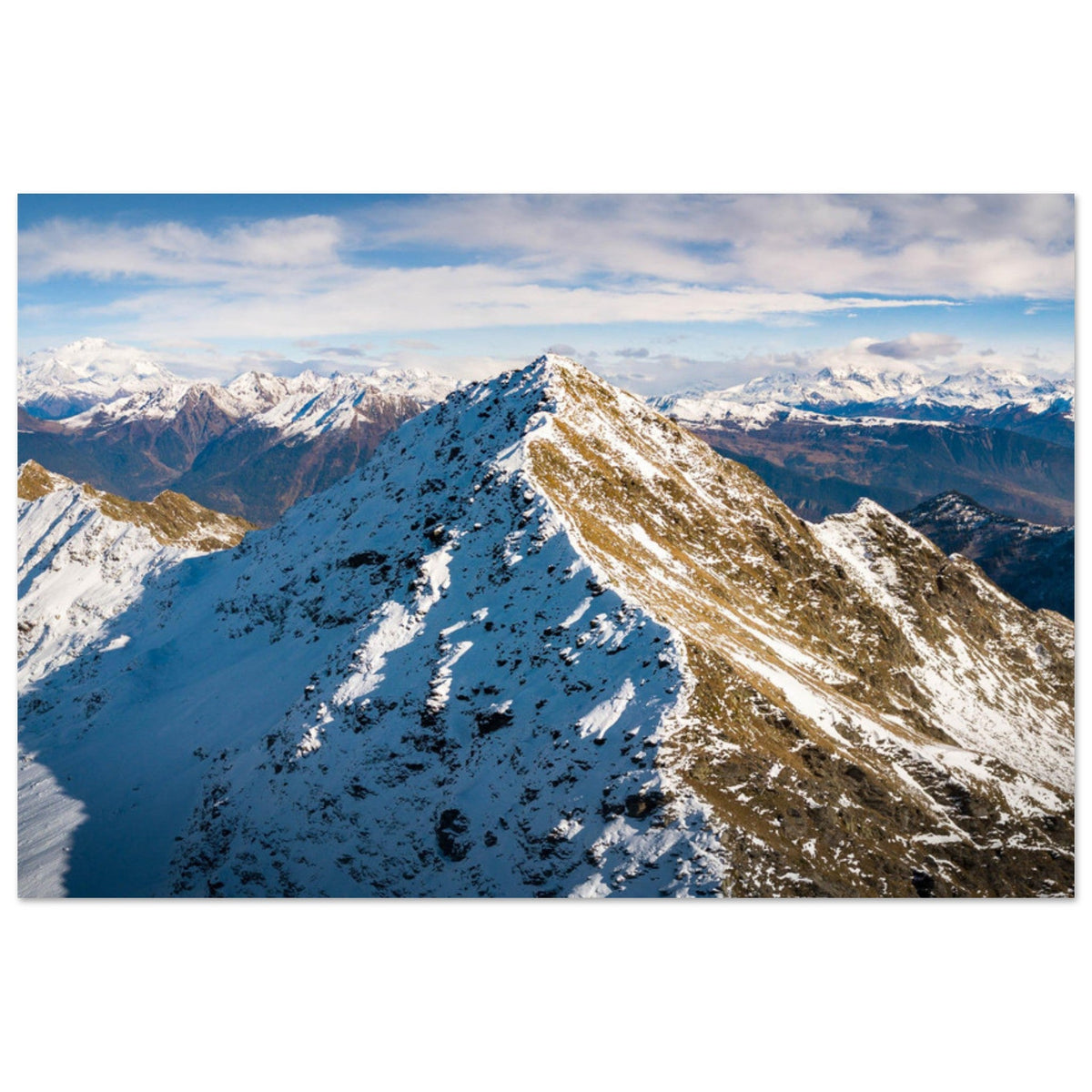Crête du Grand Arc poudrée de neige en automne avec le Mont-Blanc à l’horizon