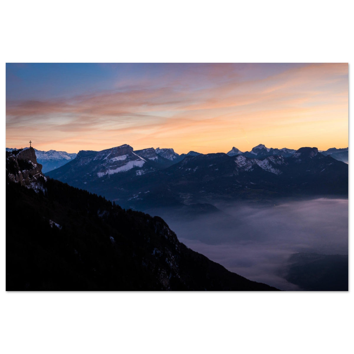 Croix du Nivolet devant le massif de la Chartreuse au coucher du soleil