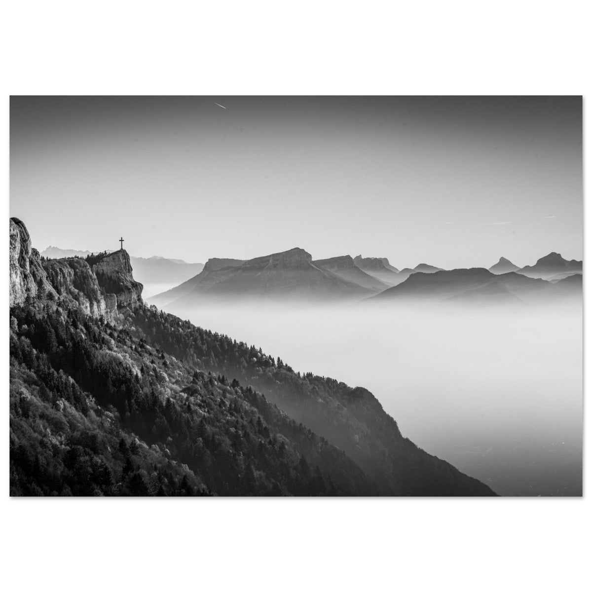 Massif de la Chartreuse en noir et blanc avec brume et Croix du Nivolet