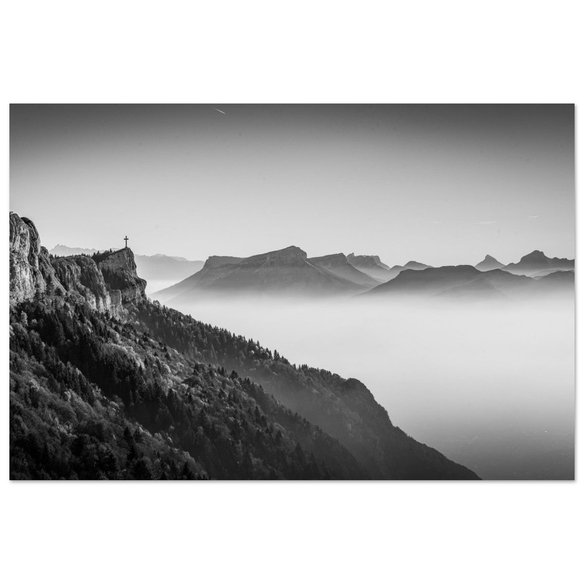Croix du Nivolet au bord des falaises devant la Chartreuse et une mer de brume