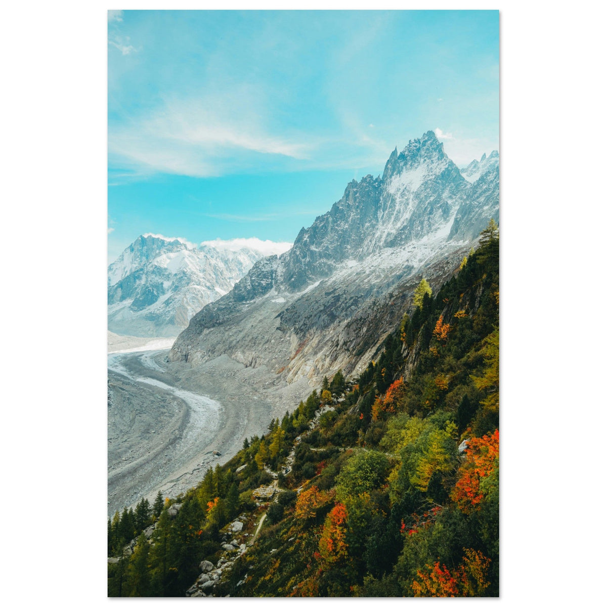 Mer de Glace, moraines et forêts colorées en automne sous les aiguilles de Chamonix