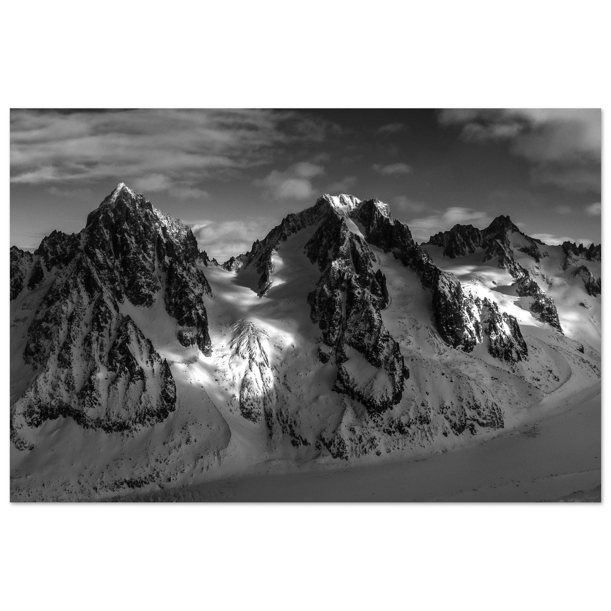 Aiguille des Grands Montets et sommets enneigés dominant le village d’Argentière