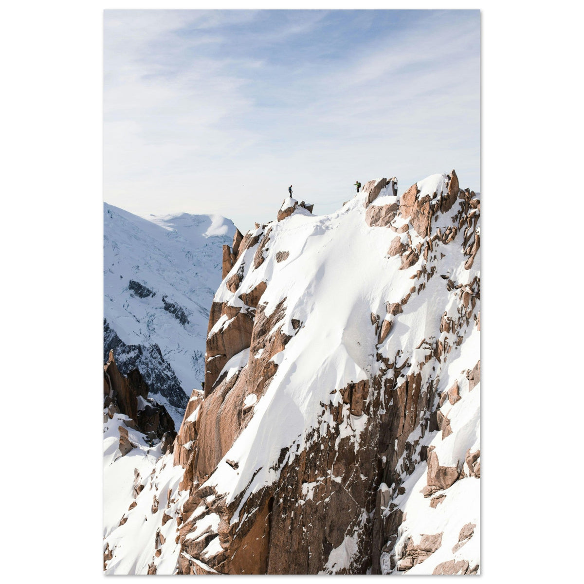 Arête des Cosmiques enneigée et alpinistes vus depuis le secteur de l’Aiguille du Midi à Chamonix