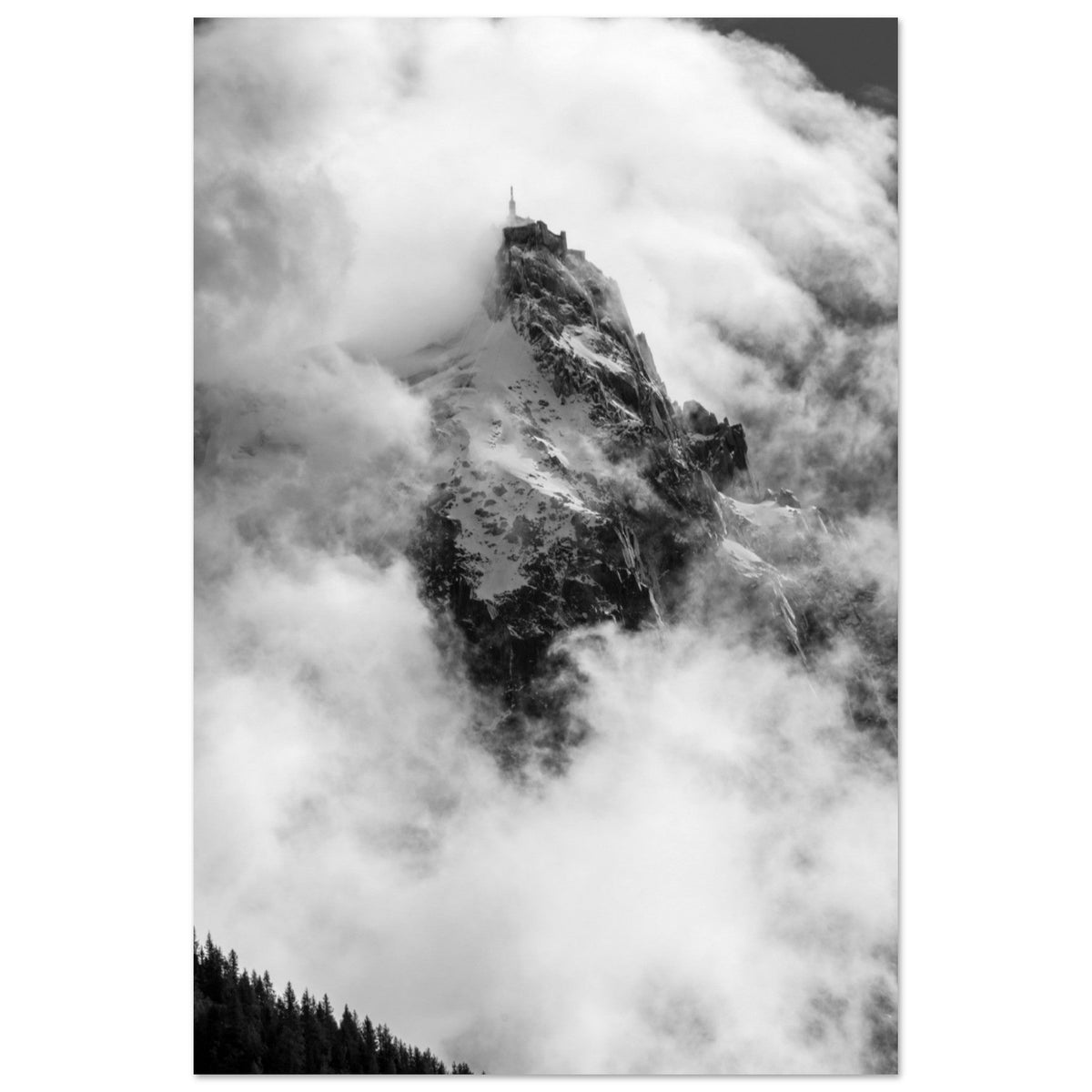 Aiguille du Midi dans les nuages en noir et blanc, Chamonix Mont-Blanc