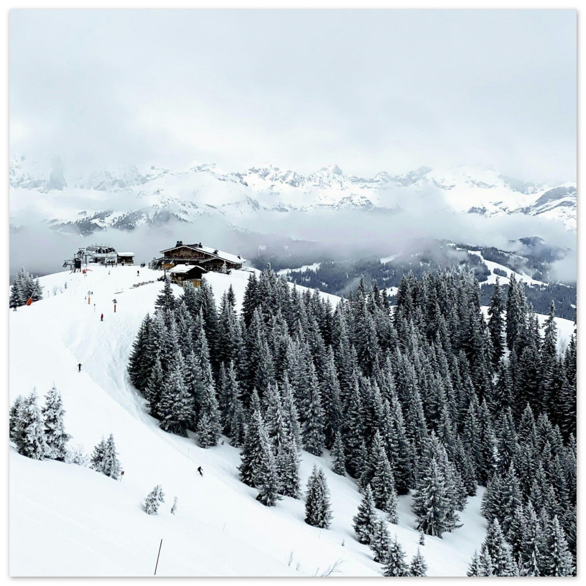 Ruelle et chalets de Megève sous la neige en Haute-Savoie