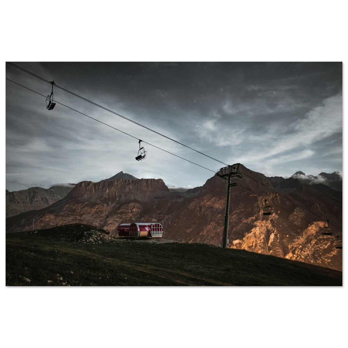 Installations d’altitude de Val d’Isère sous un ciel nocturne dans le secteur de l’Iseran