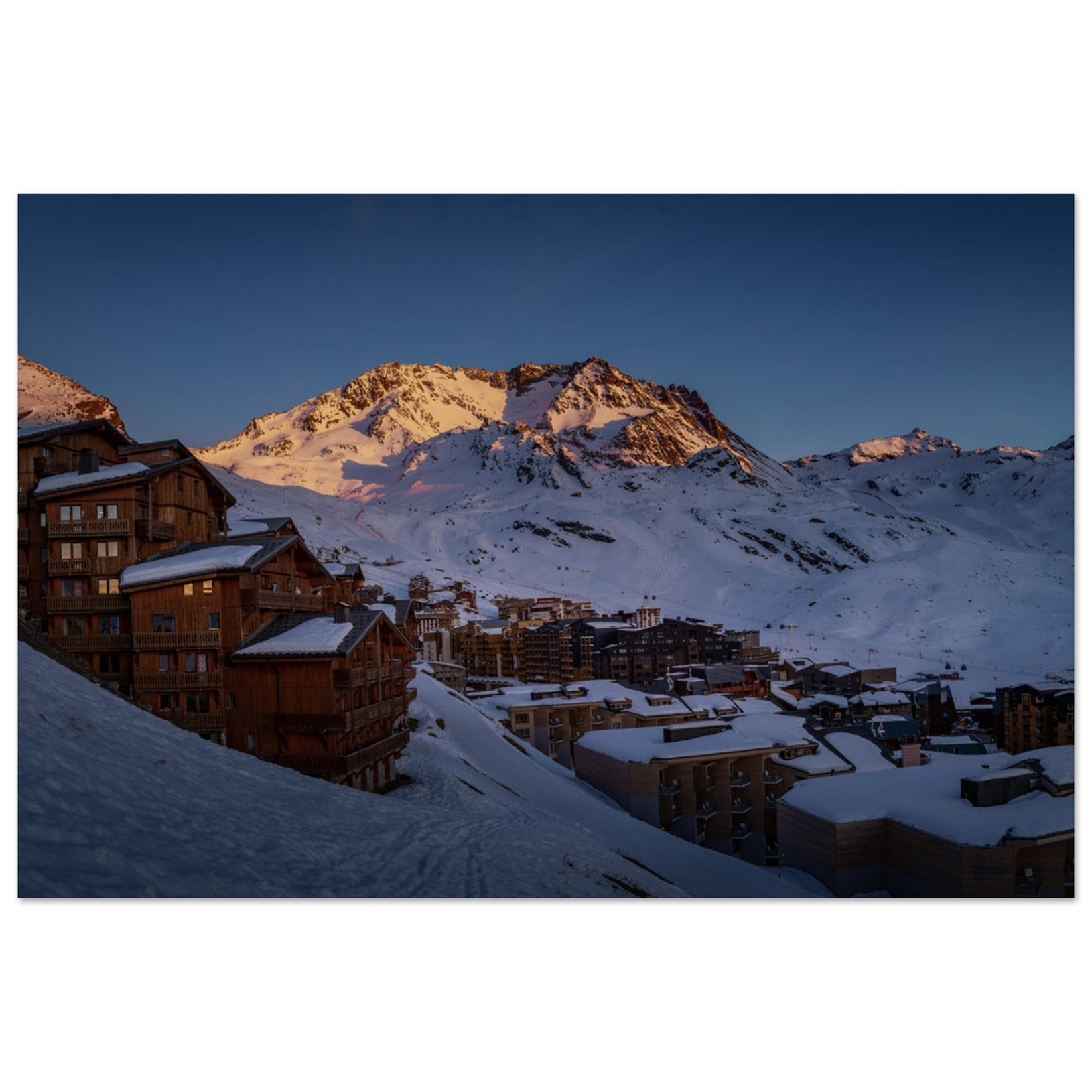 Val Thorens à l’heure bleue, station de montagne illuminée, neige froide et ciel bleu profond dans les Alpes