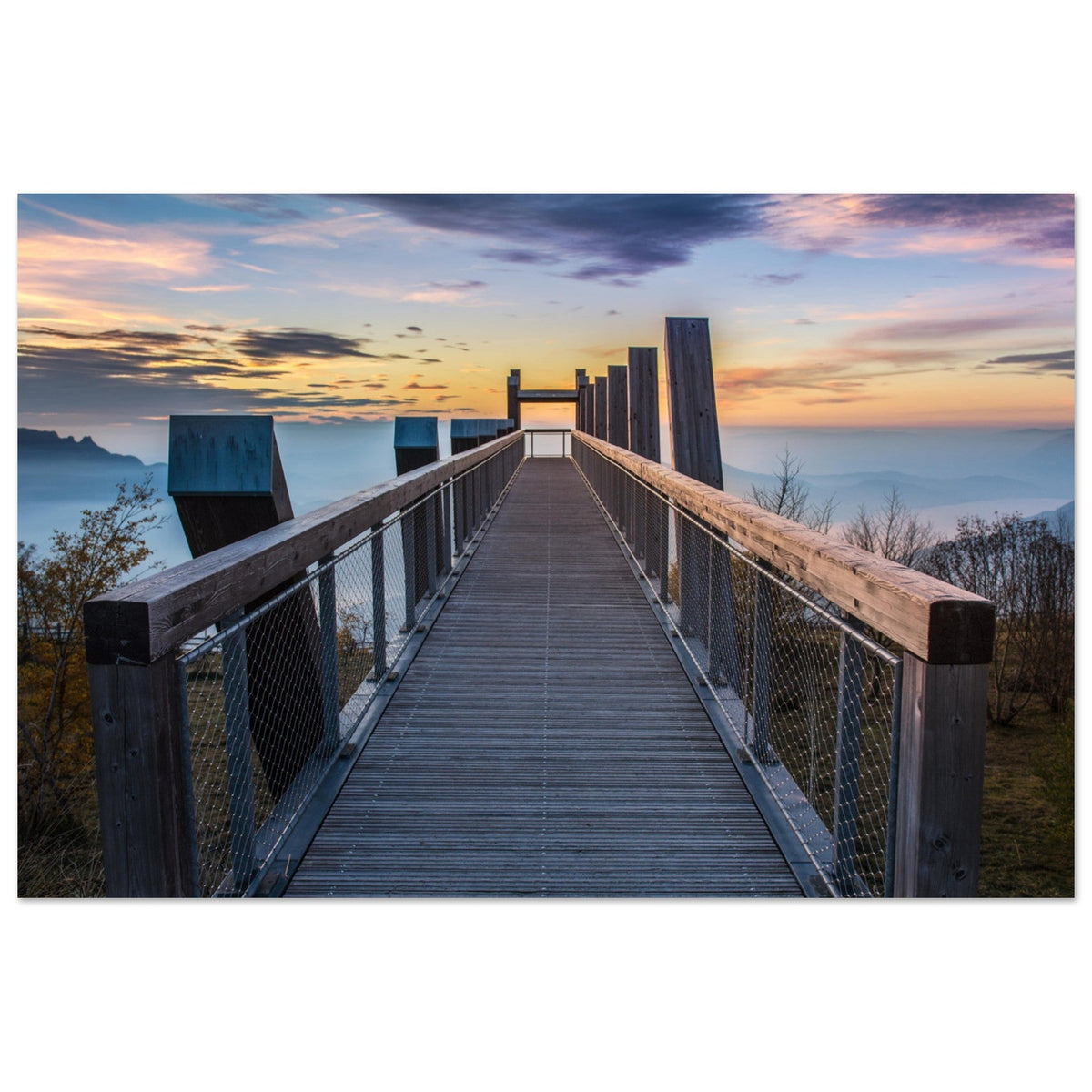 Passerelle du belvédère du Mont Revard au coucher du soleil au-dessus de la Savoie