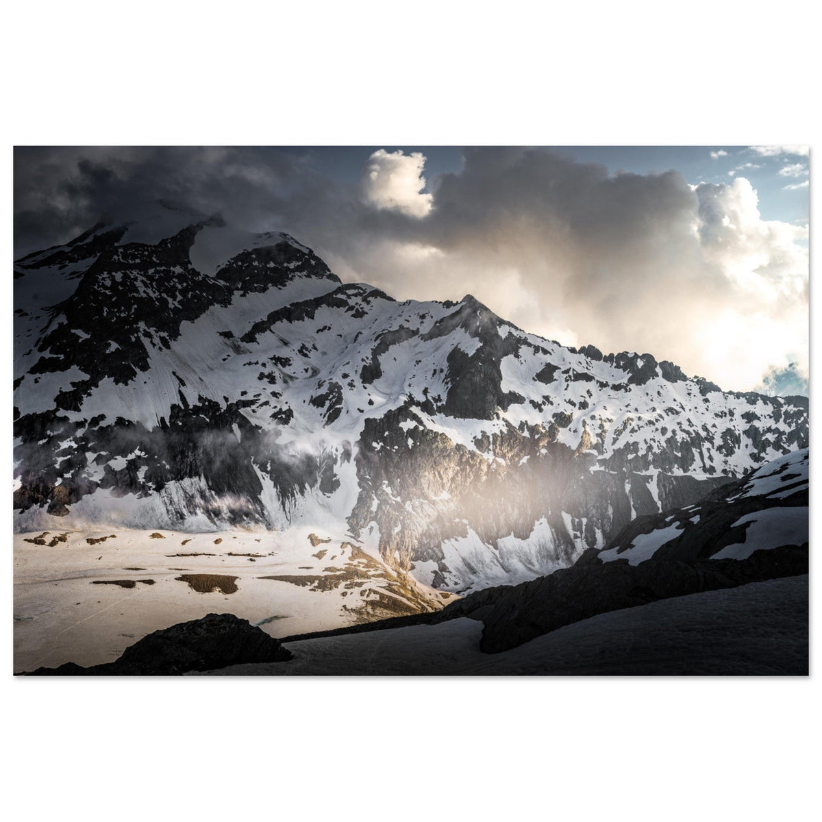 Refuge des Conscrits au coucher du soleil au-dessus du glacier de Tré-la-Tête