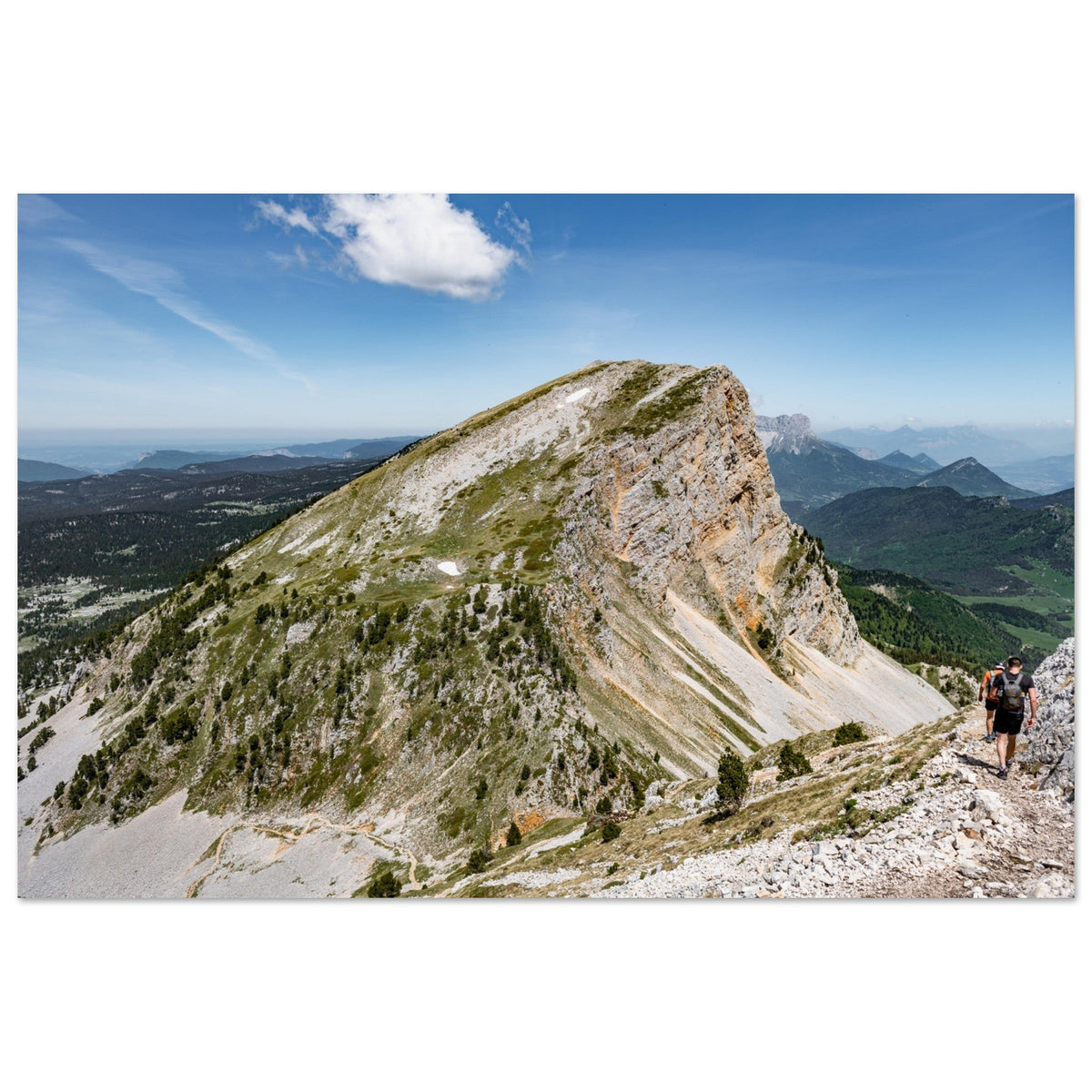 Crête du Grand Veymont et randonneurs dominant les hauts plateaux du Vercors