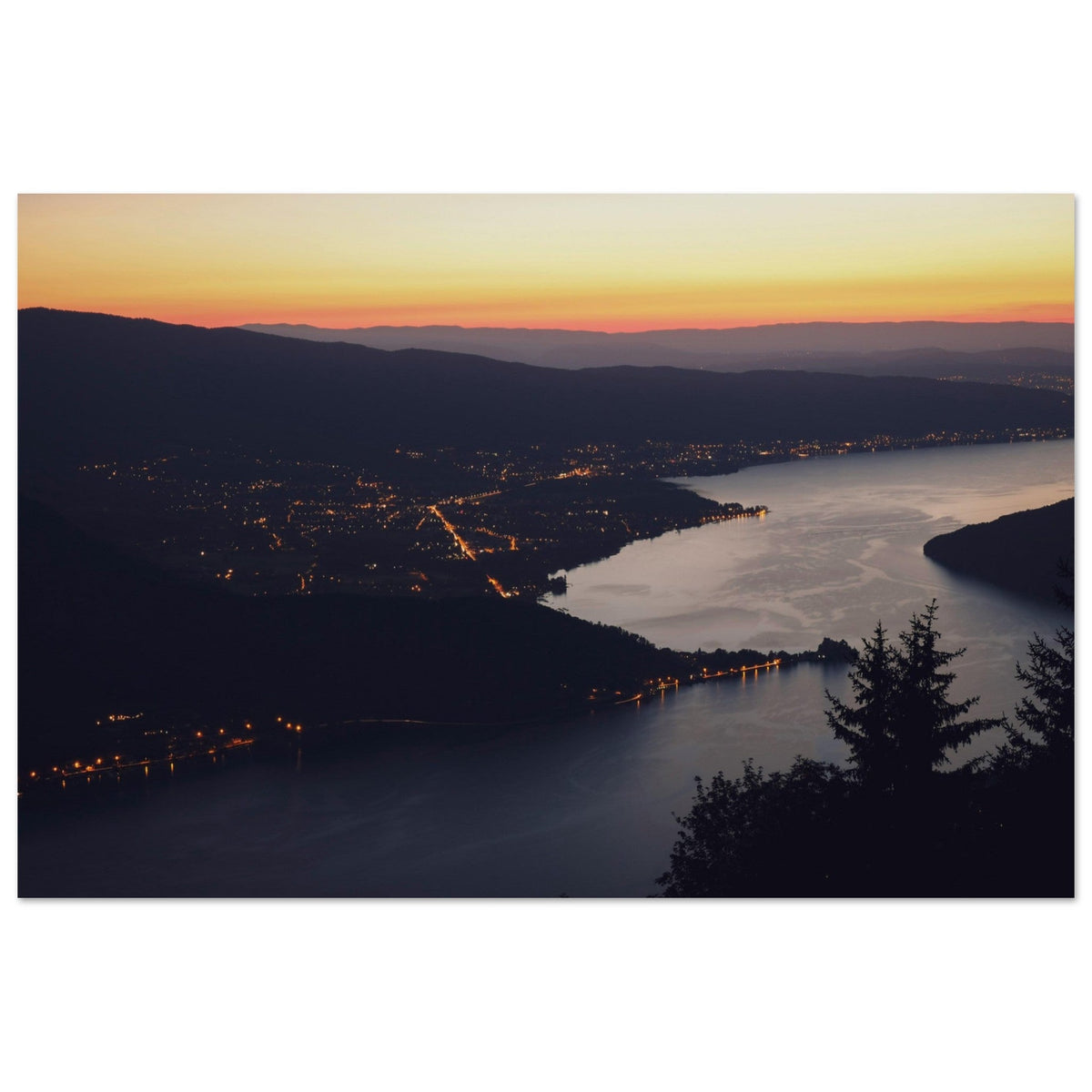 Lac d’Annecy au coucher du soleil depuis le col de la Forclaz de Montmin