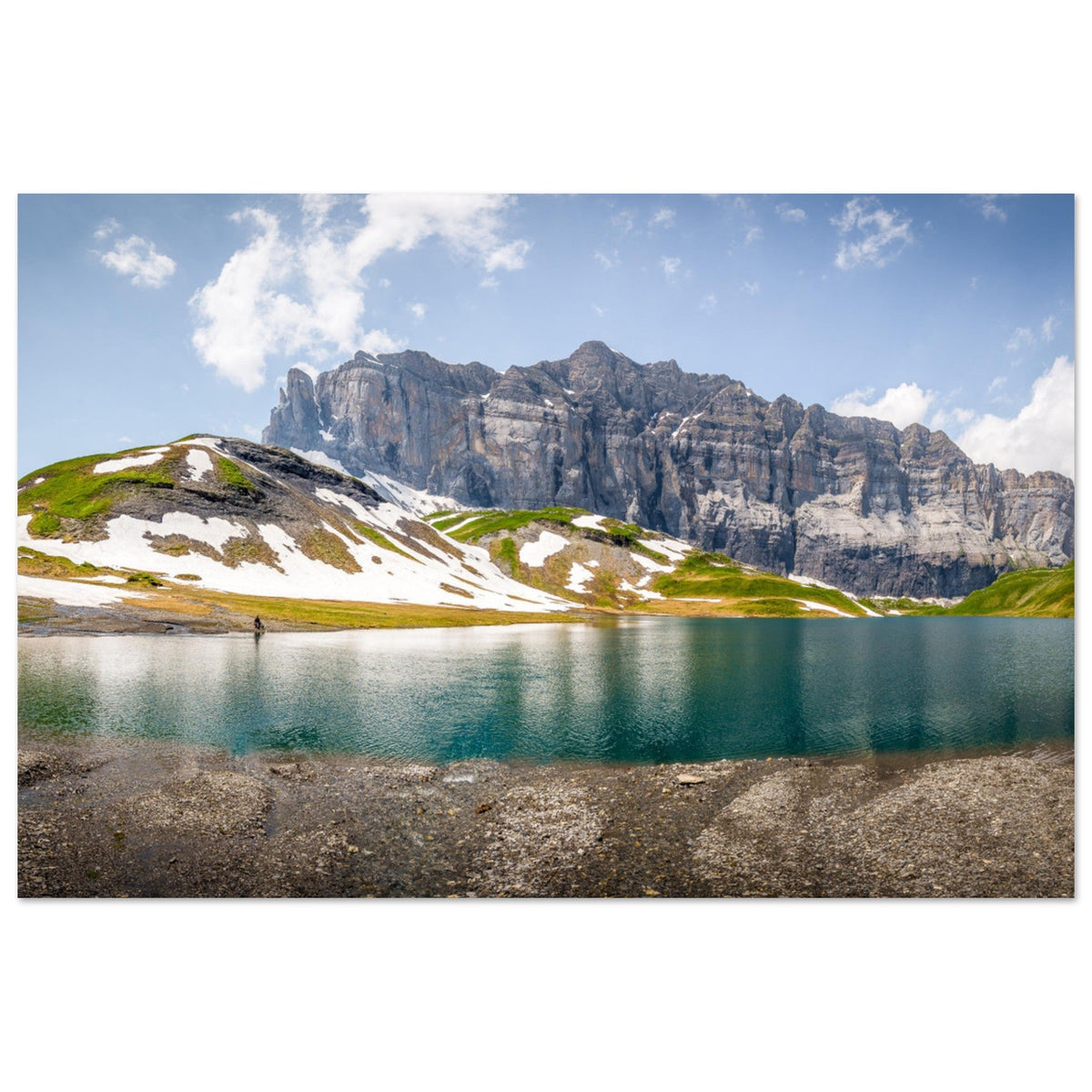 Lac d’Anterne sous les falaises calcaires des rochers des Fiz en Haute-Savoie