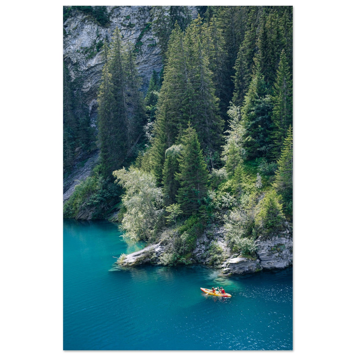 Kayak sur l’eau turquoise du lac de Saint-Guérin dans le Beaufortain
