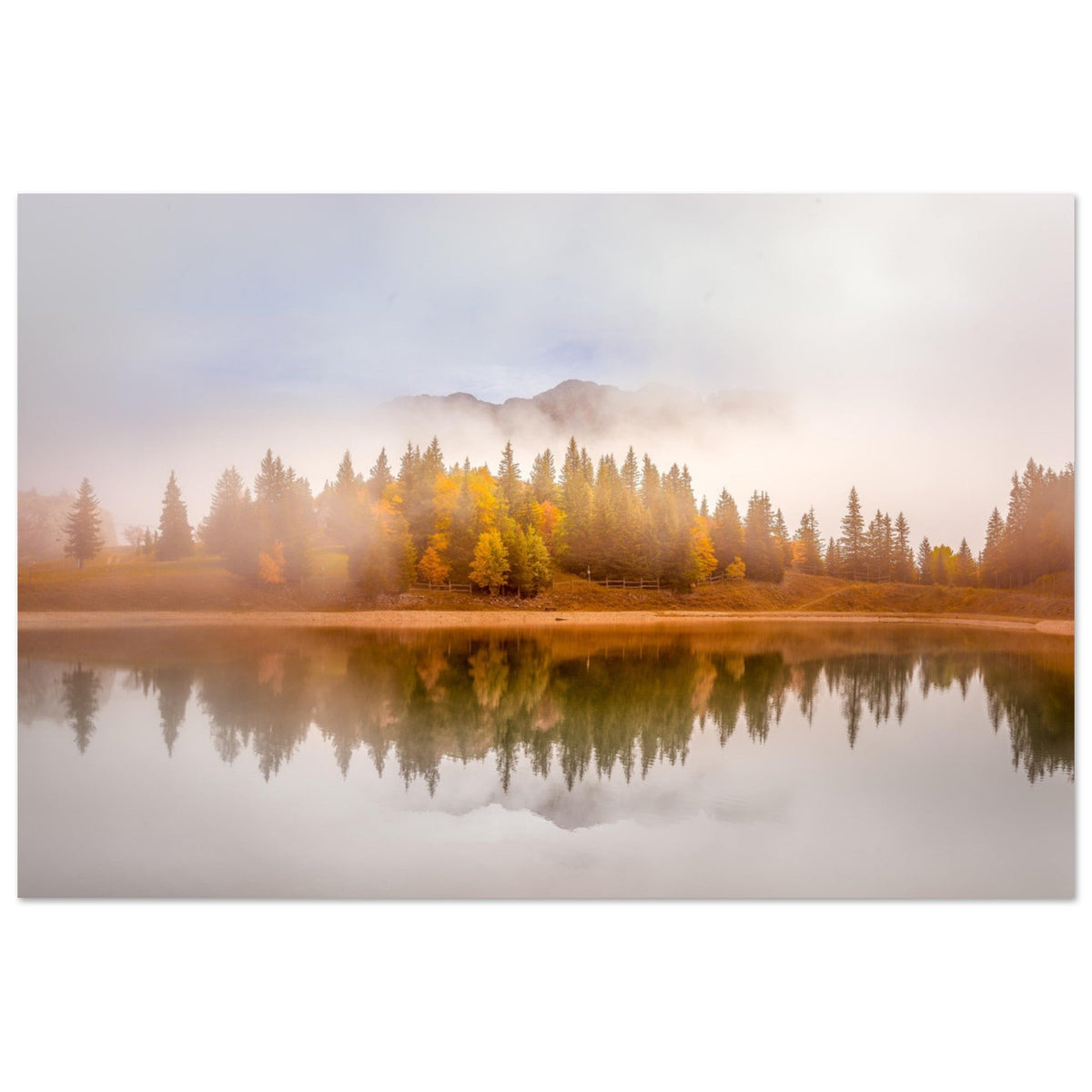 Lac de Villard-de-Lans en automne dans le massif du Vercors avec reflets et brume