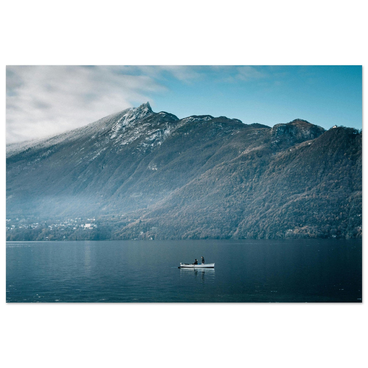 Barque sur le lac du Bourget avec la Dent du Chat en arrière-plan