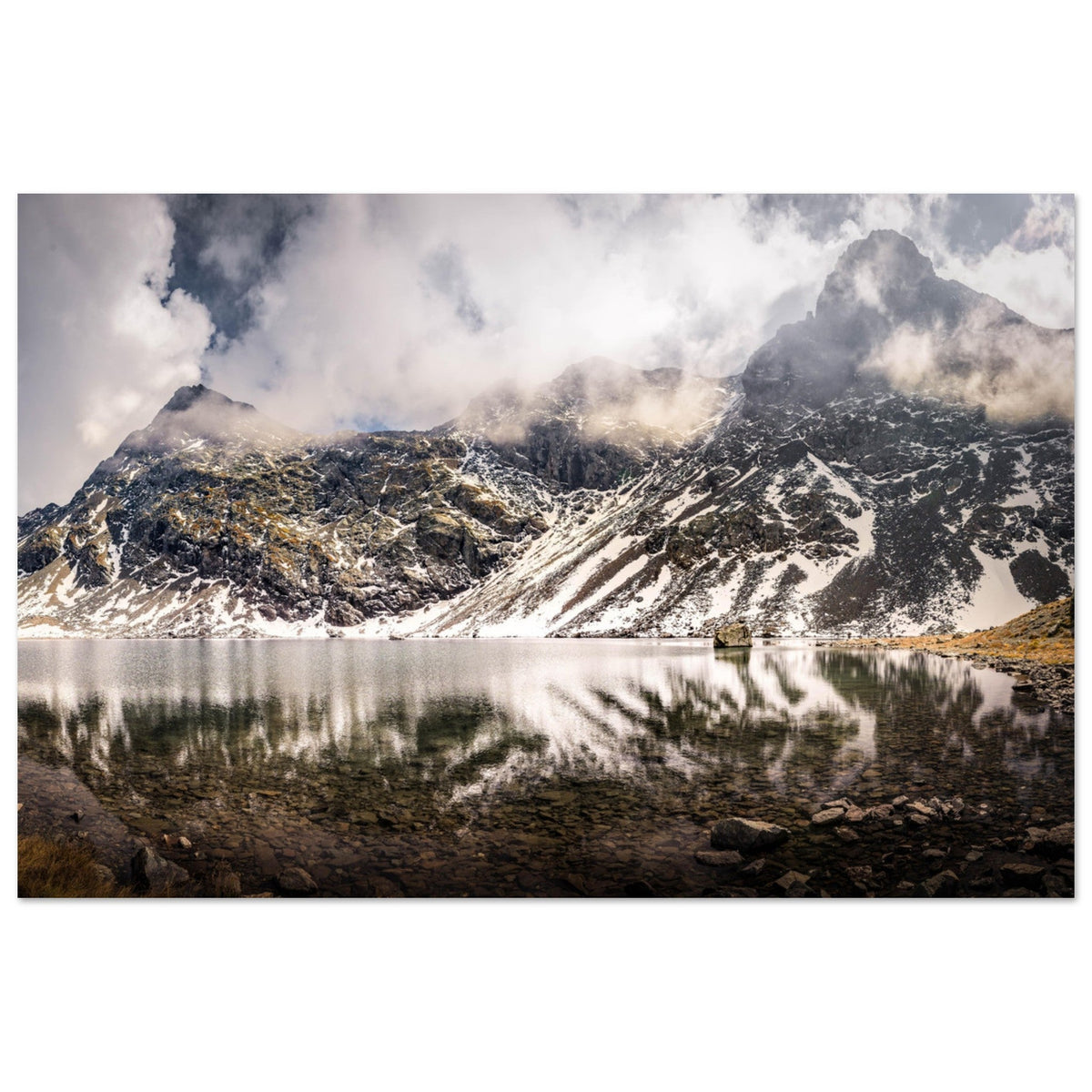 Lac du Grand Doménon dans le massif de Belledonne avec reflets et crêtes granitiques